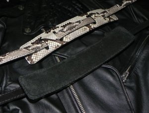 画像2: 肩パット付き パイソン本革ストラップ (2)